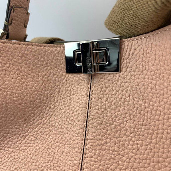 картинка Сумка Fendi Peekaboo X Lite Regular бежевая от магазина Papa Brandoff