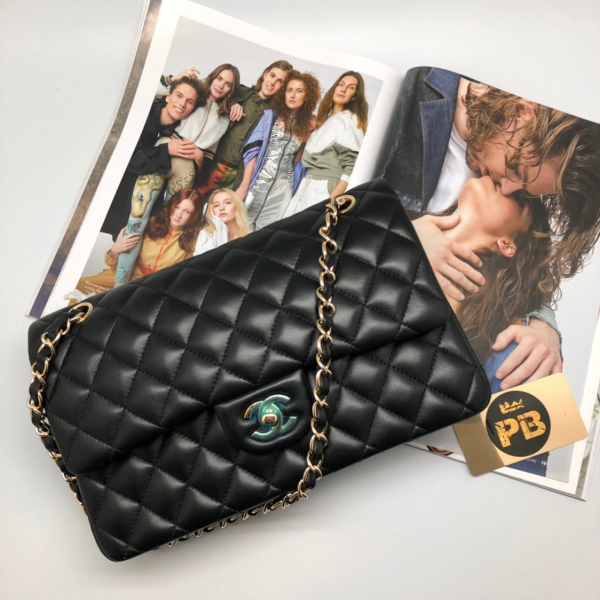 Сумка Chanel Classic Flap medium глянцевая кожа